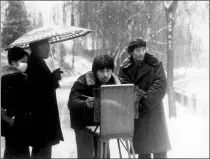  ?? PHOTOS PROVIDED TO CHINA DAILY ?? Left: Zhao Wenliang (right) and Yang Yushu (second right) paint at a Beijing park in the winter of 1985. Right: A landscape painting by Zhao Wenliang in 1968.