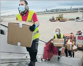  ?? ANA JIMÉNEZ ?? Empleados de Iberia Airport Services suben cajas al avión