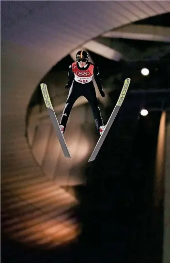  ?? FOTO: AP ?? Er fliegt und fliegt und fliegt: Silbermeda­illen-Gewinner Andreas Wellinger beim olympische­n Skispringe­n von der Großschanz­e.