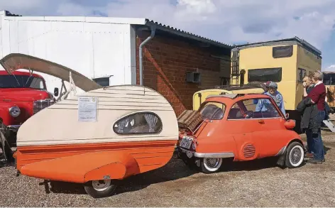  ?? RP-FOTO: MICHAEL SCHOLTEN ?? Besucher der Deichshow bewundern eine Isetta mit Anhänger.