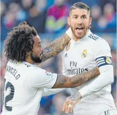  ?? FOTO: AFP ?? Hatten schon schönere Abende: Die Real-Verteidige­r Marcelo und Kapitän Sergio Ramos sind vom 1:5 in Barcelona angenervt.