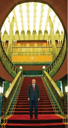  ?? Foto: Ozer, dpa ?? Der türkische Präsident Recep Tayyip Erdogan in seiner Residenz in der Hauptstadt Ankara. Der Palast soll eine halbe Milliarde Euro gekostet haben.