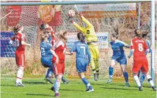  ?? FOTO: FABIAN REPETZ ?? Hoch her geht es im Tettnanger Strafraum. Am Ende unterliege­n die TSVJuniori­nnen (rote Trikots) dem KSC knapp mit 1:2