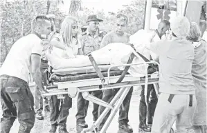  ??  ?? GAMBAR ini dikeluarka­n oleh Agensi Berita Cuba menunjukka­n ketibaan seorang mangsa yang terselamat dari nahas pesawat Cubana de Aviacion ke hospital di Havana. — Gambar AFP