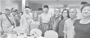  ??  ?? BERSAMA RAKYAT: Abang Johari dan isterinya Juma’ani meluangkan masa bermesra dan merakam kenangan bersama tetamu yang hadir pada Majlis Rumah Terbuka Hari Raya Aidilfitri Pusat Khidmat DUN Nangka.