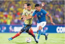  ?? AGENCIA EFE ?? Jaime Alvarado (i), jugador de la selección Colombia, disputa un balón con Bruno Guimaraes (d), integrante de Brasil.