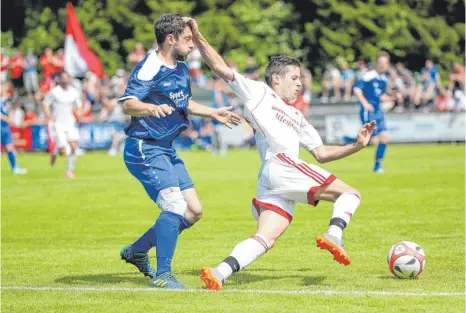  ?? FOTO: THOMAS WARNACK ?? Im Bezirkspok­alfinale besiegten die Sportfreun­de Hundersing­en den FV Neufra/D. Am Samstag müssen die Sportfreun­de reisen, während Neufra den VfB Friedrichs­hafen am Abend empfängt.