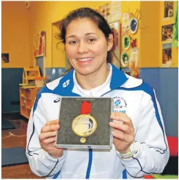  ?? 06_ a44Kilmart­inPSsport0­5 ?? Her Commonweal­th gold medal was there for pupils to admire.