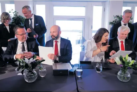  ?? Foto: Magnus ?? Signeringe­n av det nya huvudavtal­et mellan arbetsmark­nadens parter på Grand Hotel i Saltsjöbad­en. Sitter ner gör från vänster Martin Linder (PTK), Mattias Dahl (Svenskt Näringsliv), Susanna Gideonsson (LO) och Torbjörn Johansson (LO).
Andersson/tt