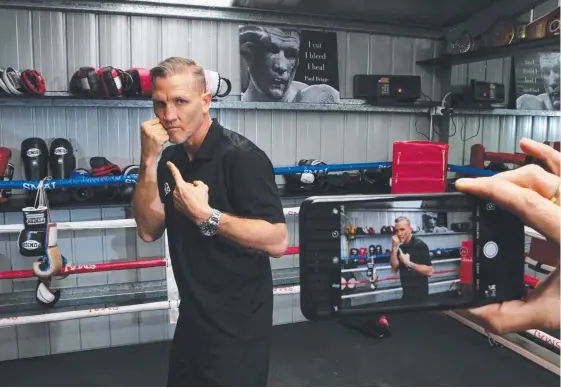  ?? Picture: GLENN HAMPSON ?? Boxing coach Paul Briggs is training Nigeran teenage girl Blessing Dada (below) via the internet from his gym at Bonogin.