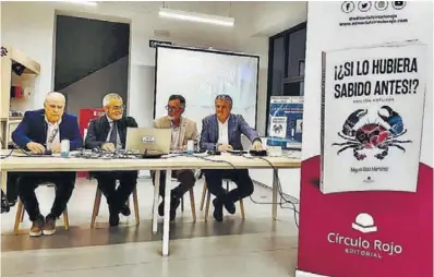  ?? ?? Torres, Orlando Fuentes, Miguel Díaz y Juan de la Cruz en la Biblioteca José María Artero de Almería.