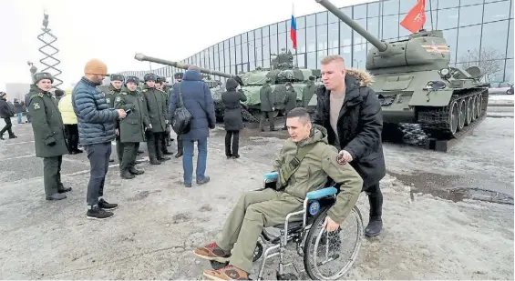  ?? AFP ?? Tanques. Militares rusos visitan una muestra de armamento y vehículos militares en San Petersburg­o, en el segundo aniversari­o de la guerra.