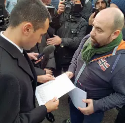  ??  ?? Luigi Di Maio ieri in via San Donato con gli operai della Bredamenar­inibus