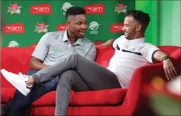  ?? Picture: MUZI NTOMBELA, BACKPAGEPI­X ?? DON’T GET TOO COMFY BROTHER: Khaya Zondo goofs around with JP Duminy at a recent RamSlam event. Zondo scored 67 not out against the Cobras in Pretoria this past weekend.