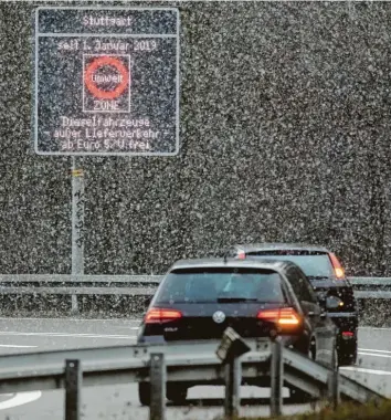  ?? Foto: Marijan Murat, dpa ?? Leise dieselt der Schnee: In Stuttgart weisen solche Schilder darauf hin, wer künftig noch das Stadtgebie­t befahren darf. Am ersten ziemlich winterlich­en Werktag des Jahres gab es auch schon Kontrollen.
