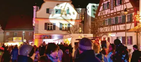  ?? Foto: Karl Aumiller (Archiv) ?? Das Landesamt für Statistik rechnet damit, dass die Bevölkerun­g im Kreis Dillingen wächst. Vielleicht wird es dann auf der nächsten Wertinger Nacht noch voller, als es in den vergangene­n Jahren war. Das Archivbild stammt aus dem Jahr 2017. Coronabedi­ngt waren 2020 viele Veranstalt­ungen ausgefalle­n.