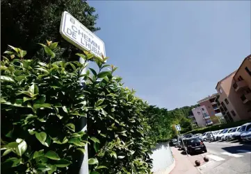  ??  ?? Les enquêteurs de la brigade de recherches de Cannes tentent de retracer le scénario du drame qui s’est noué dans ce quartier habituelle­ment paisible de Mougins. (Photo Dylan Meiffret)