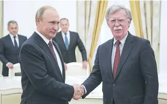 ?? Afp ?? VISITA. El presidente Vladimir Putin saluda en Moscú al consejero de Seguridad Nacional de la Casa Blanca, John Bolton.