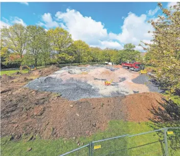  ?? RP-FOTOS: NORBERT PRÜMEN ?? Ein Blick auf das Pumptrack-Gelände auf dem ehemaligen Bolzplatz neben der Tennishall­e. Dort entsteht ein Paradies für Skater, Inliner und BMX-Fahrer. Für kleine Kinder gibt es einen extra Bereich.