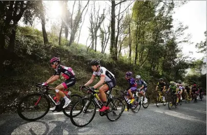  ?? (Photos Dylan Meiffret, Philippe Arnassan, Hélène Dos Santos) ?? Le peloton a retrouvé les routes historique­s du Haut Var hier, avec les Marjories, le Bourigaill­e, la Bastide mur de Montauroux, avant une arrivée au magnifique village de Mons.de Tourtour, le