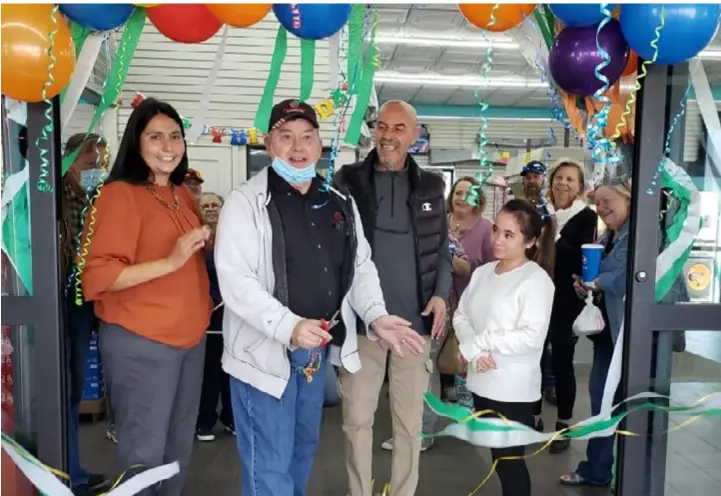  ?? Photo by Tamara Bicknell-lombardi. ?? Guests at the ribbon cutting included Moriarty City Councilor Dennis Shanfeldt, Lisa's Office Manager Mel Waldrop, Moriarty Mayor Ted Hart, Lisa's Owner Sammy Asad, Lisa's Store Manager Gift Thienpradi­t, and EVEDA Executive Director Myra Pancrazio.