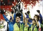  ?? THE ASSOCIATED PRESS FILE PHOTO ?? Seattle Sounders midfielder Osvaldo Alonso, front left, hoists soccer’s MLS Cup with teammates.