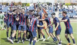  ?? // DAVID RAMÍREZ ?? La euforia se desbordó tras el pitido final del colegiado Espallarga­s Casellas