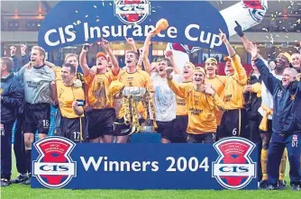  ??  ?? Livingston celebrate League Cup success after they beat Hibernian in the 2004 Hampden Final