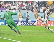  ?? FOTO: FEDERICO GAMBARINI/DPA ?? Mittelstür­mer Niclas Füllkrug (r.) schießt den Ball auf das Tor von Torwart Keylor Navas von Costa Rica.