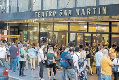  ?? ignacio sánchez ?? Más de dos cuadras de fila para retirar entradas gratis para el Teatro San Martín