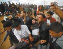  ?? ADEL HANA ASSOCIATED PRESS ?? Des manifestan­ts palestinie­ns ont marché par milliers vers la barrière qui sépare Israël de la bande de Gaza, vendredi, jetant des pierres et attirant les tirs des soldats israéliens qui ont fait au moins 16 morts et des centaines de blessés.