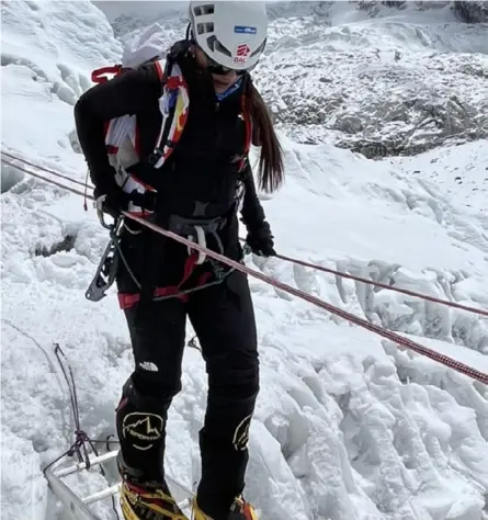  ?? FACEBOOK ?? El paso por escaleras sobre grietas es tan solo uno de los riegos superados por Ligia Madrigal. La tica se mantiene en el Campo 3 del monte Everest.