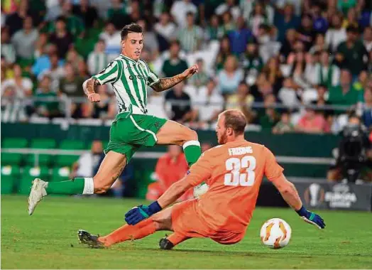  ?? Foto: AFP ?? 2018 steht der ehemalige F91-Keeper unter anderem gegen Betis Sevilla um Cristian Tello im Tor.
