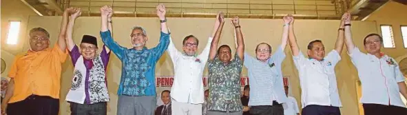  ?? [FOTO BERNAMA] ?? Anwar mengangkat tangan Dr Streram (empat dari kanan) pada Majlis Pengumuman Calon PRK Rantau di Dewan Orang Ramai Taman Angsamas, Seremban, semalam.