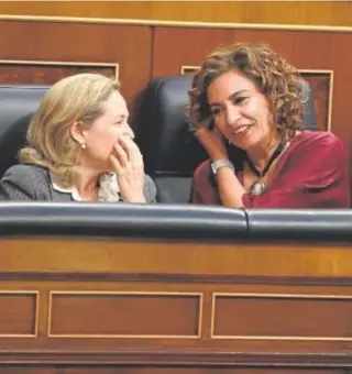  ?? // JAIME GARCÍA ?? Nadia Calviño y María Jesús Montero en el Congreso