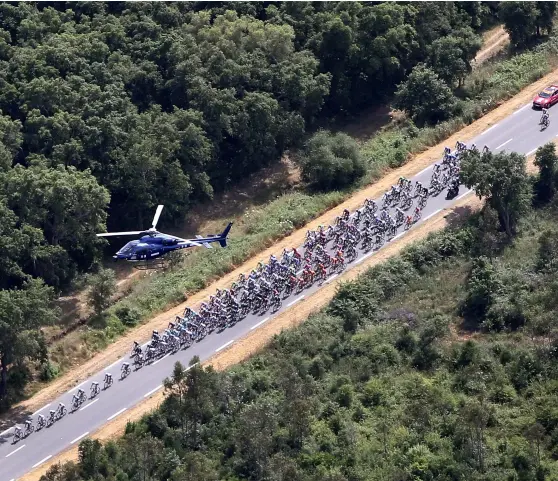  ??  ?? Medan de främre cyklistern­a i klungan kör som besatta, kan den bakre tredjedele­n lugnt trampa runt pedalerna.
GÖM DIG I KLUNGAN