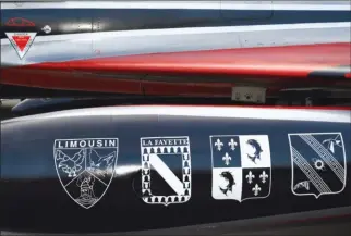  ?? JACQUES GUILLEM ?? Les insignes des escadrons équipés de 2000N. De gauche à droite : le Limousin, le La Fayette, le Dauphiné et le Champagne.