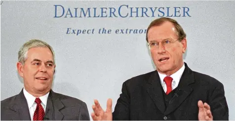  ?? Foto: Bernd Weissbrod, dpa ?? Dieses Bild entstand vor 20 Jahren: Der Amerikaner Robert Eaton (links) und der Deutsche Jürgen Schrempp fusioniert­en Chrysler und Daimler.
