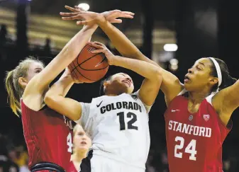  ?? Matthew Jonas / Boulder (Colo.) Daily Camera ?? Colorado’s Ariana Freeman tangles with Stanford defenders Nadia Fingall (left), Erica McCall.