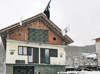  ??  ?? Die bosnische Ortschaft Gornja Maoča gilt seit 20 Jahren als Salafisten-Hochburg auf dem Balkan. Dort haben Einwohner im vergangene­n Jahr eine IS-Flagge über einem Haus gehisst.