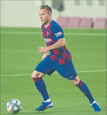  ?? FOTO: PERE PUNTÍ ?? Arthur Melo viajó ayer a Vigo, muy pendiente de su futuro y de su inminente salida del Barça