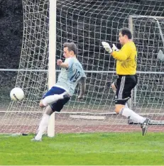  ?? FOTO: W. KAISER ?? St. Huberts Marvin Vogel (links) kommt hier nicht mehr richtig ans Spielgerät, weshalb Viktoria-Keeper Keven Kuhlmann nicht eingreifen muss.