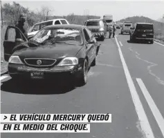  ??  ?? > EL VEHÍCULO MERCURY QUEDÓ EN EL MEDIO DEL CHOQUE.