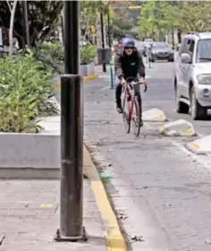  ??  ?? Autoridade­s estatales cocinan para este año un ambicioso proyecto que consiste en crear corredores ciclistas por las avenidas Hidalgo y Vallarta.