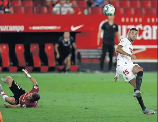  ??  ?? En Nesyri define con la izquierda en la acción del segundo gol del Sevilla.