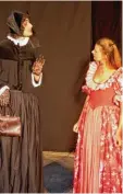  ?? Foto: Michaela Krämer ?? Sündige Gedanken löst das Hausmäd chen Dornine bei Tartuffe aus. Er ist ent setzt über den viel zu weit entblößten Busen.