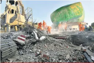  ?? Adek Berry/AFP ?? Nesta segunda-feira, equipes de resgate procuravam sobreviven­tes entre as casas destruídas