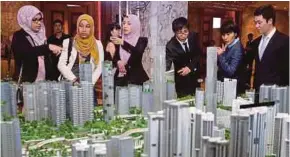  ?? PIC BY AIZUDDIN SAAD ?? Visitors checking out the scale model of the planned Bandar Malaysia. The government has solicited new bids for the project as its land value has increased.