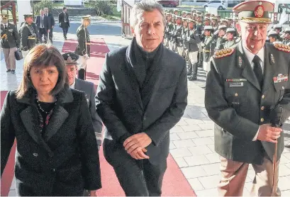  ?? Archivo Presidenci­a ?? Patricia Bullrich, Mauricio Macri y el gendarme Gerardo Otero fueron imputados por contraband­o.