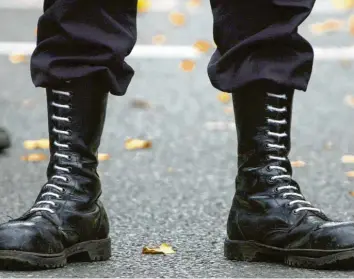  ?? Foto: Bernd Thissen, dpa ?? Klassische­s Kleidungss­tück der Neonazis: Springerst­iefel mit weißen Schuhbände­rn. Inzwischen treten Rechtsextr­emisten allerdings auch in weit zivileren Outfits auf. An ihrer Gewaltbere­itschaft hat sich aber nichts geändert.